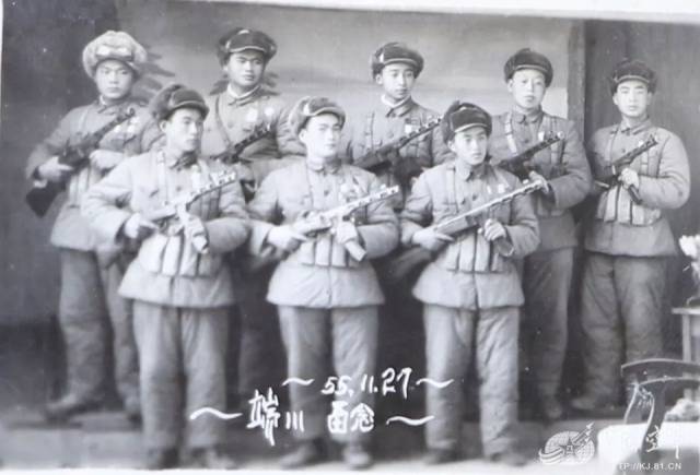 △在朝鲜端川任警卫员时与战友合影.