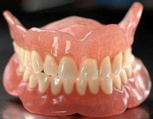 活动义齿是指患者可自行摘戴的假牙,适宜于全口多数牙缺失,余留牙少