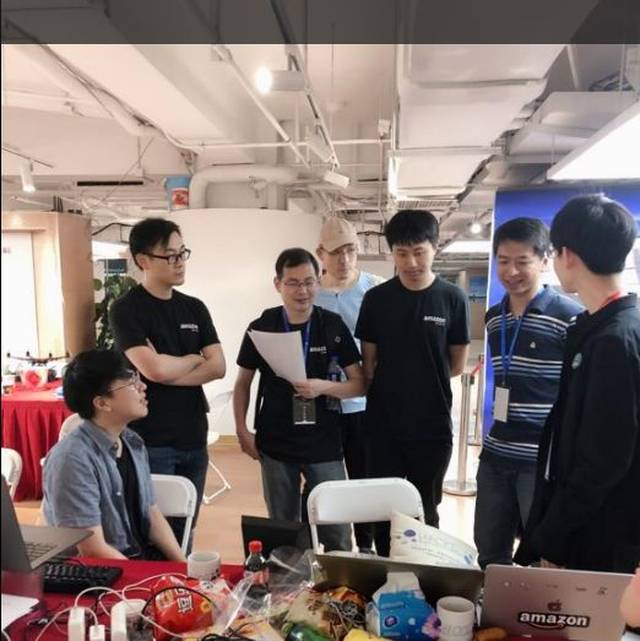 亚马逊智能硬件研发经理陈立先生及aws 中国行业解决方案架构师田锴对