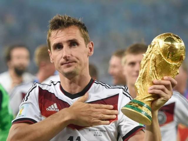 特约:克洛泽的空翻，跃起还是少年 落地已成传奇!