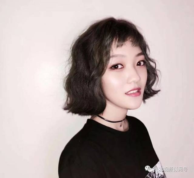 小梦今天就给大家带来一组女生泰迪卷发型,也来讲述一下俏皮的卷发是