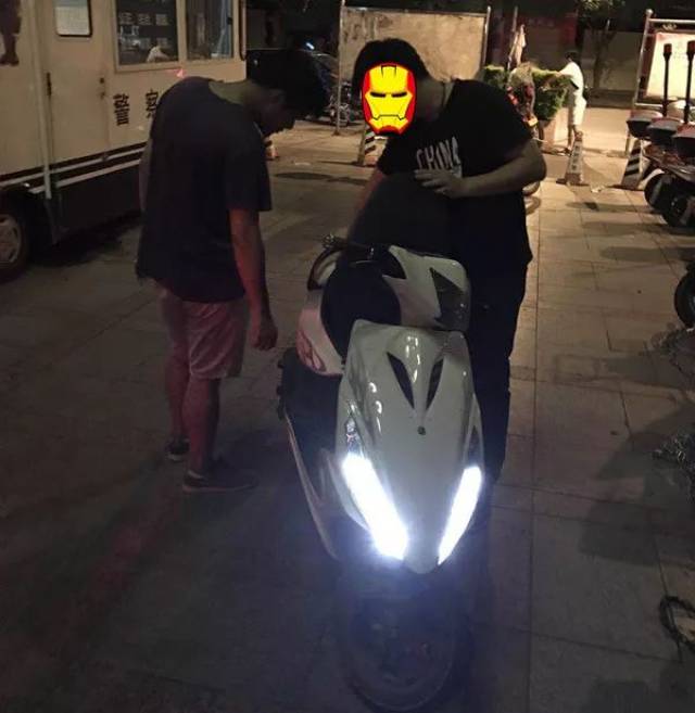 最大限度挤压"鬼火"摩托车的生存空间,一方面对发现的骑乘"鬼火"改装