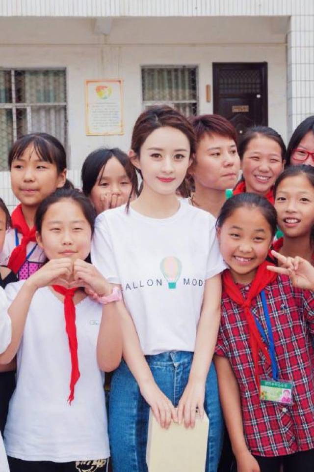 最近赵丽颖在郑州出席彩虹透气行动公益活动,赵丽颖扎着辫子穿着白t恤