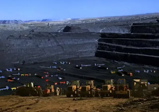 今天,在我国最大的整装煤田——新疆准东煤田已经只能见到零星几辆拉图片