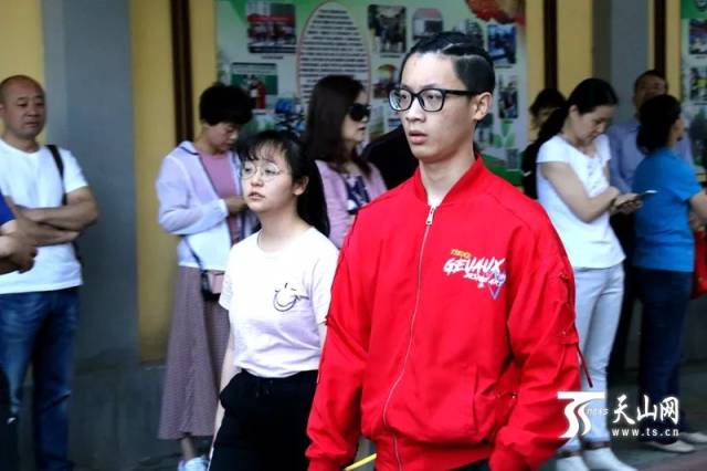 6月7日8时24分,在乌鲁木齐市第五中学考点,乌鲁木齐市科信学校带队