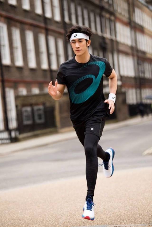 李治廷热爱健身与户外运动,平日坚持做力量和体能训练,但长跑对于他来