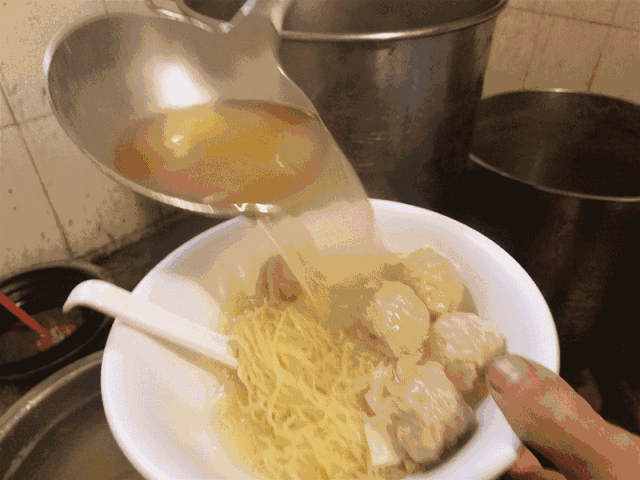 先来一波广州美食 01 艇仔粥以新鲜的小虾,鱼片,葱花,蛋丝,海蛰,花生