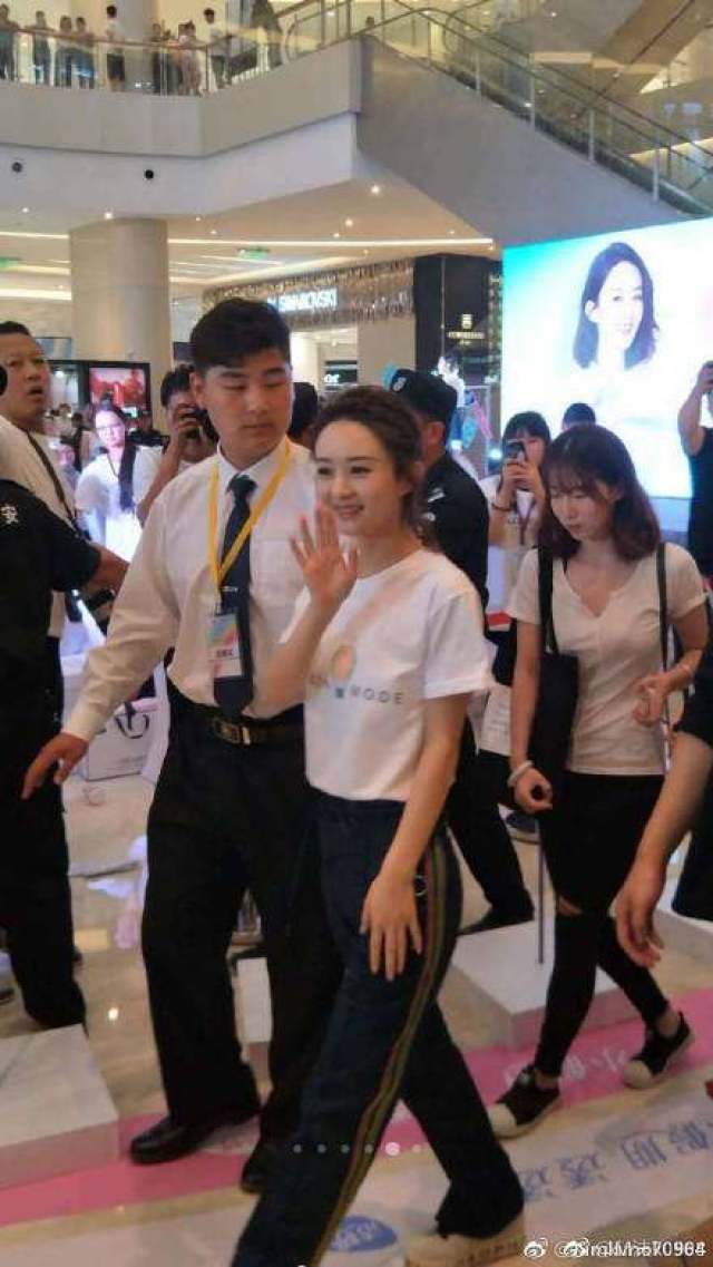 赵丽颖现身郑州出席活动,白衣长裤辫子头,低头走路带少女感