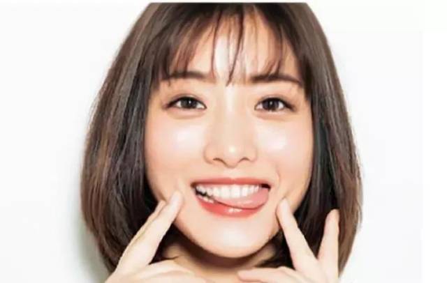 秀智最近也留起了过眉刘海的短发,她这款很容易打理,懒癌患者可以借鉴