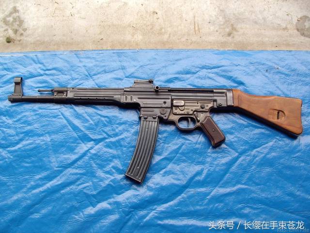 德国二战时制造世界第一支自动步枪 stg44突击步枪