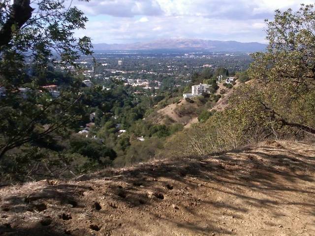 被称为「san fernando valley 的比佛利山庄」,在好莱坞环球影城西侧