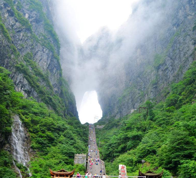 张家界特色景点天门山景区游玩天幕上的通天之门-天门