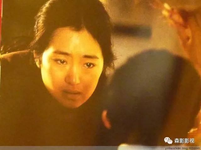 在《漂亮妈妈》电影里，巩俐一改影后有的那股霸气，不施粉黛，演绎一个