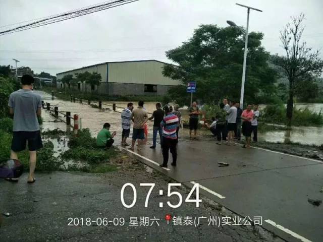 从化区太平流溪河道两旁的河堤更是汪洋一片