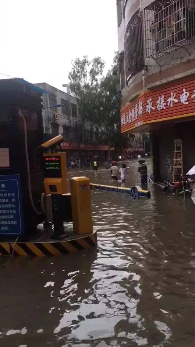 "特大大暴雨"!广州变成水城刷爆朋友圈!