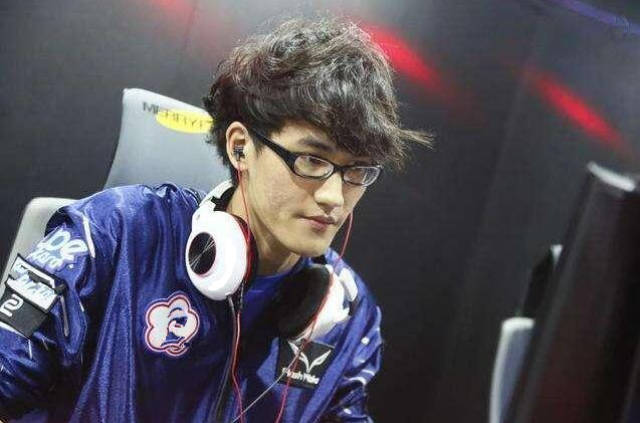 英雄联盟RNG卡萨:想当初我在FW也是个王者,