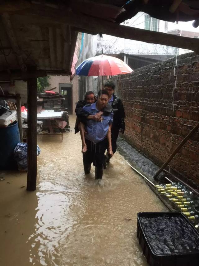 直击三乡警察蜀黍抢险救灾第一线.