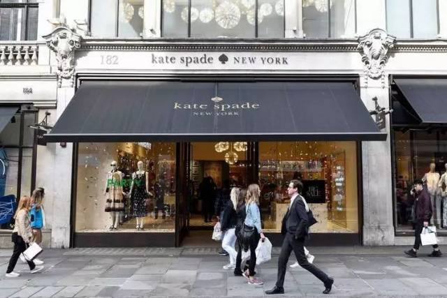 katespade门店,katespade 纽约的所有 kate spade 门店都撤下所有橱窗展品,换上黑色的哀悼海报
