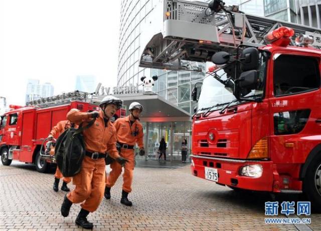3月9日,在日本东京,消防人员进行防震训练.