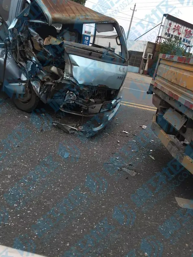 靖江社区|视频还原靖江车祸惊魂!女司机飞车撞倒路灯