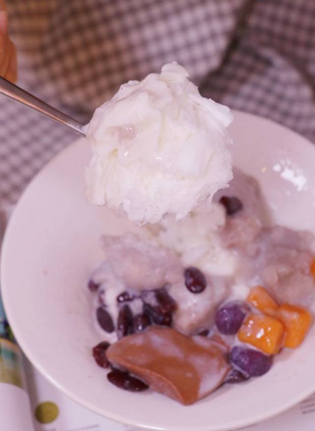 吃冰冰冰冰冰冰冰!来自台湾的黑砂糖刨冰!超级绵绵冰!芋头甜品!