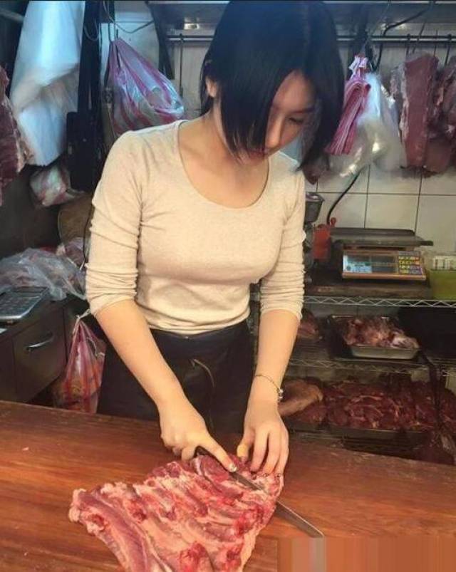 美女卖猪肉 街道男人疯了,卖猪肉的美女