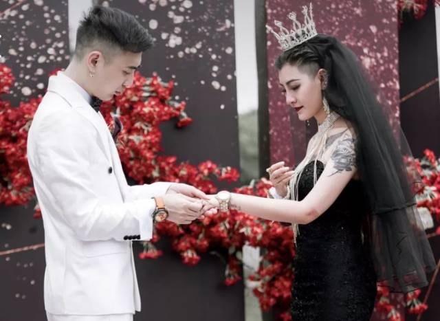 dj,短发,纹身,穿黑婚纱,这大概是我见过最社会炫酷的婚礼.