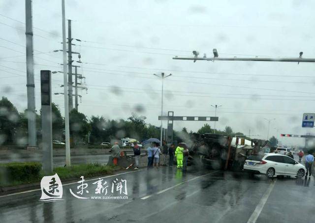 宿迁北京路发生车祸 车辆注意绕行