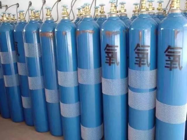 由于当时乙炔瓶离氧气瓶非常近,乙炔瓶被碎片击穿,氧气直接助燃乙炔