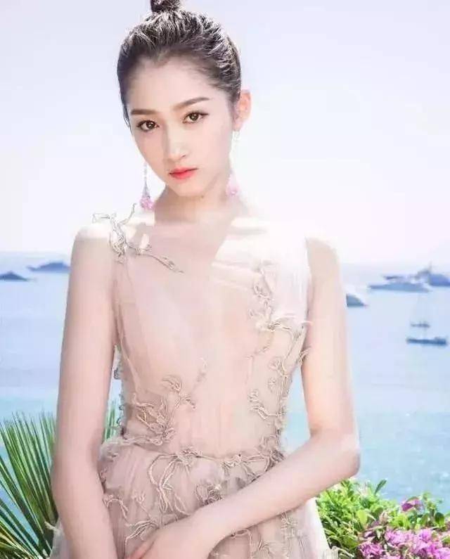 穿了深v礼服的关晓彤也美出了新高度,做对了造型的关晓彤也是惊艳