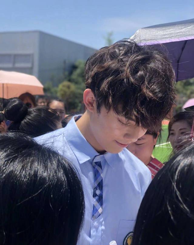 易烊千玺和吴磊的高中毕业照,这就是校草本尊了!