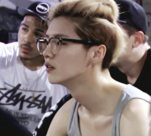 自带道具进组的明星!张翰添置服装,请千玺代言