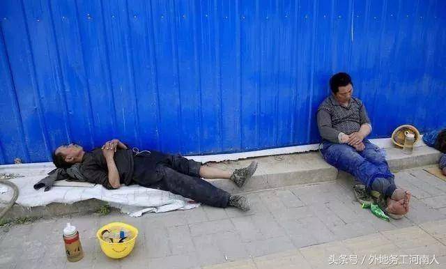 2017年,河南郑州一工地,在午饭后休息下面的这些场景是他们在外休息的