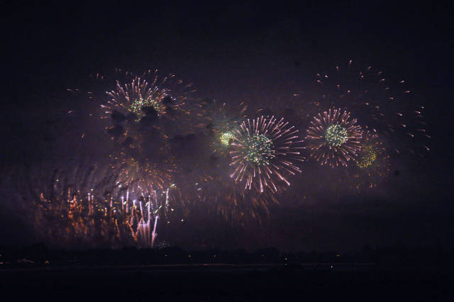 上合峰会(青岛)焰火燃放 隔岸观火另一番景象