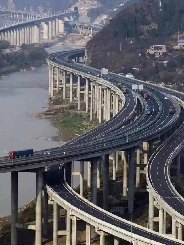 西成高铁跨过京昆高速公路和嘉陵江