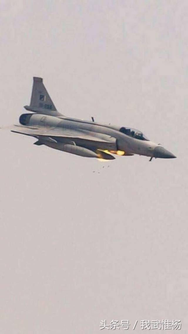 jf17"枭龙"战斗机高速俯冲