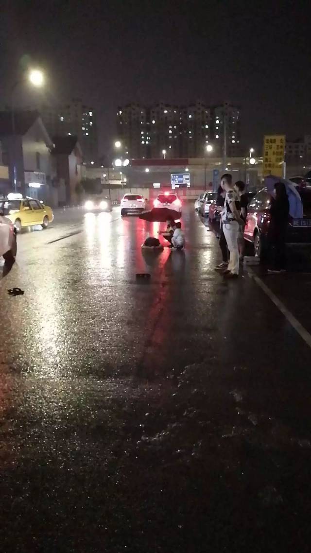 今晚夜间万达华府小区路口发生一起交通事故 具体原因不明 雨天视线差