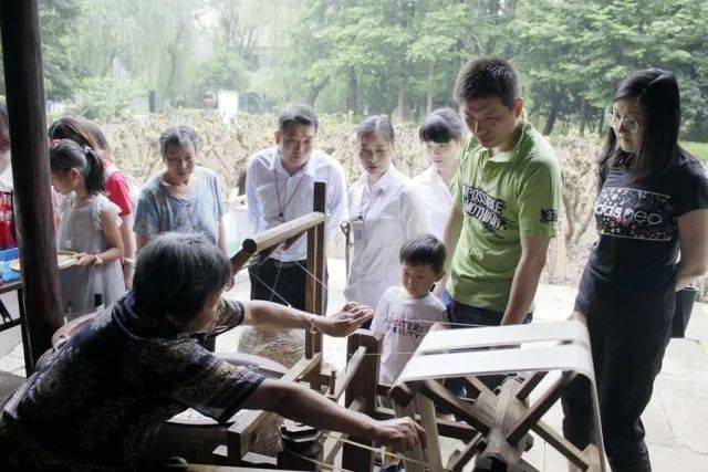 缫丝主要工具为土丝车,由煮茧硬(行)灶,络丝木架,辅车搳片和脚踏摇杆