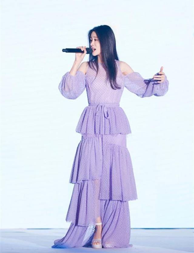 张碧晨在演唱会超亮眼,女歌手的舞台造型就服她和张韶涵!