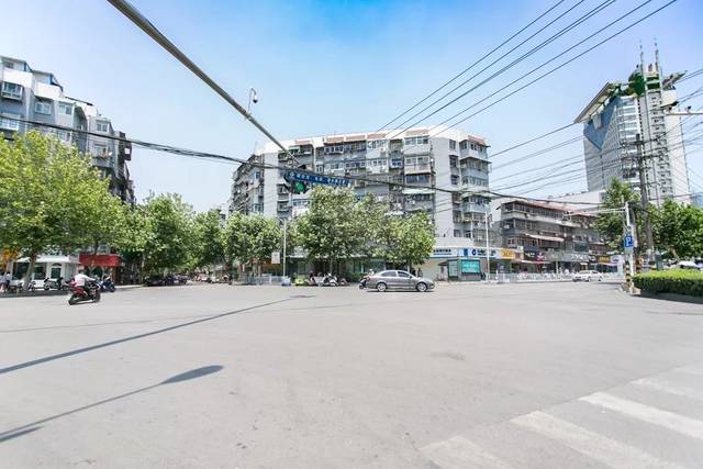 这里是富国街的十字路口,由此一路向北.