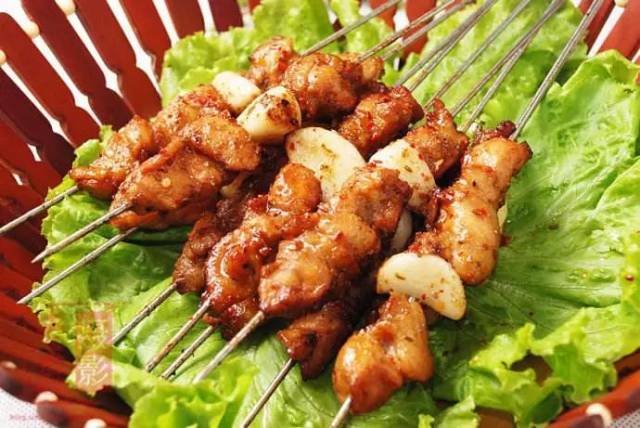 蒜瓣肉 蒜瓣串是把腌制好的肉块和蒜瓣串在一起, 合理又合口, 尤其