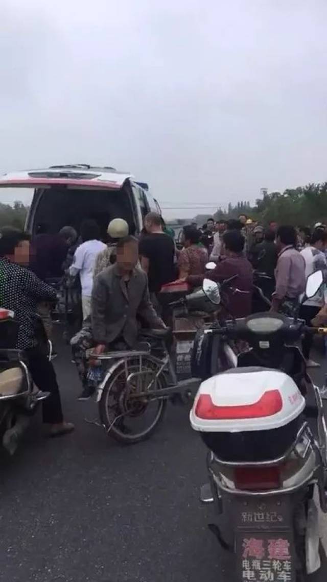 如皋王石线发生一起严重交通事故,现场伤亡惨重.(附视频)