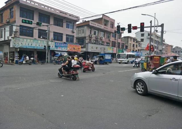 2018年6月4日15:20,灵溪镇建兴路与双台街路口有非机动车闯红灯现象.