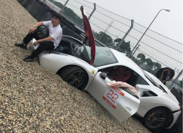 熊猫主播皮蛋直播时法拉利过弯飞出赛道!还