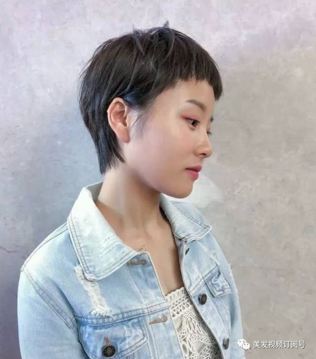 那什么,小梦姐已经在一周之内剪了两次头发了,剪短发真的很爽啊!