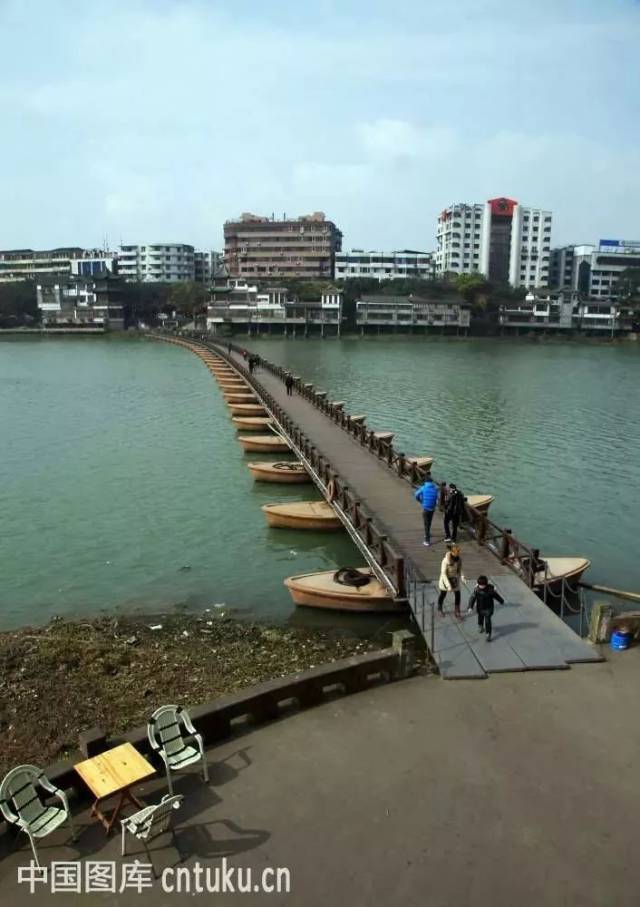 可以这样说,浮桥是五通桥的一道风景.闸船则是五通桥的一段美好记忆.