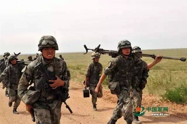 这是2015年的朱日和对抗演习,红军旅的营属机枪连进行10公里武装越野