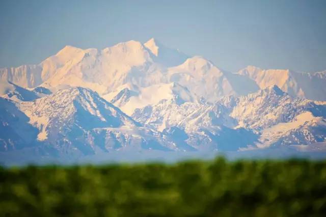 翻越了整座巍巍天山山脉跨过了三千米的皑皑雪峰它是一条翻山越岭的