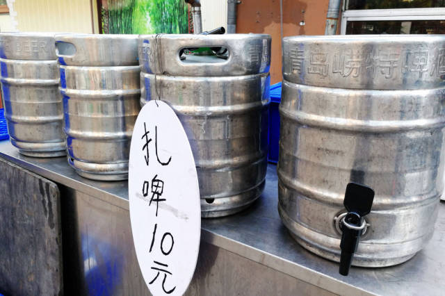青岛人喝扎啤的季节来临 一扎散啤 几碟小海鲜 三五朋友享受人生