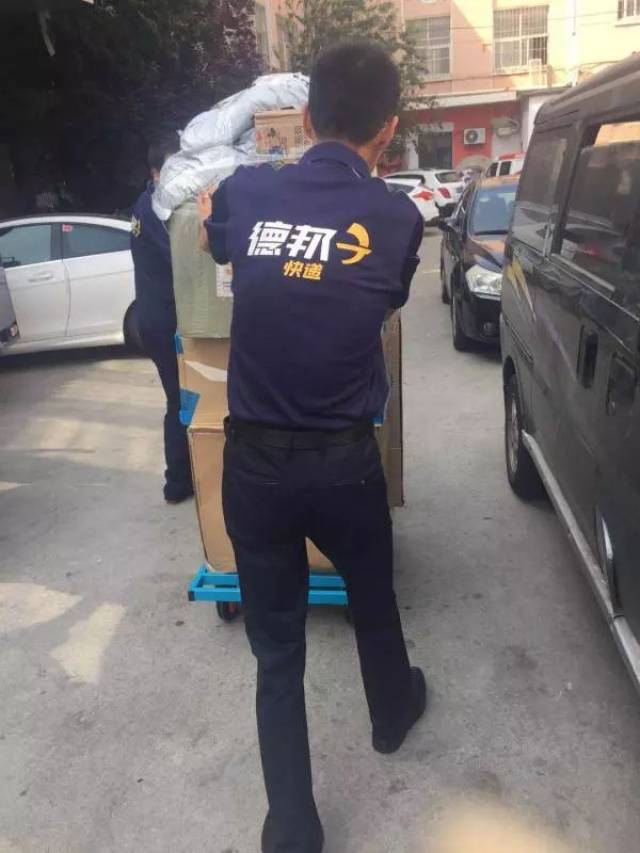 一名快递小哥说"虽然累了点,但是我能坚持!